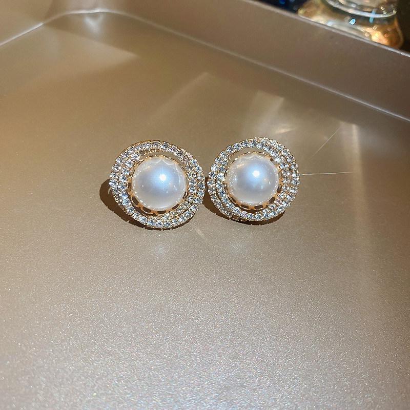 Gold-Plated Zircon Pearl Stud Earrings – Luxurious, Versatile & Fashionable Design