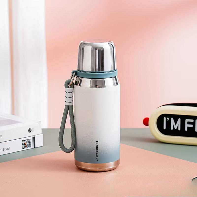 

Высококачественная термокружка из нержавеющей стали с большой емкостью, новый стиль, модный градиентный цвет, портативный для мальчиков и девочек 600ml