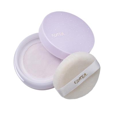 Excel Extra Rich Puder EX04 Schimmer Lavendel für einen strahlenden Teint. Enthält erschwingliche Kosmetik mit Aminosäuren und Hautserum in transparentem, lavendelfarbenem Puder.