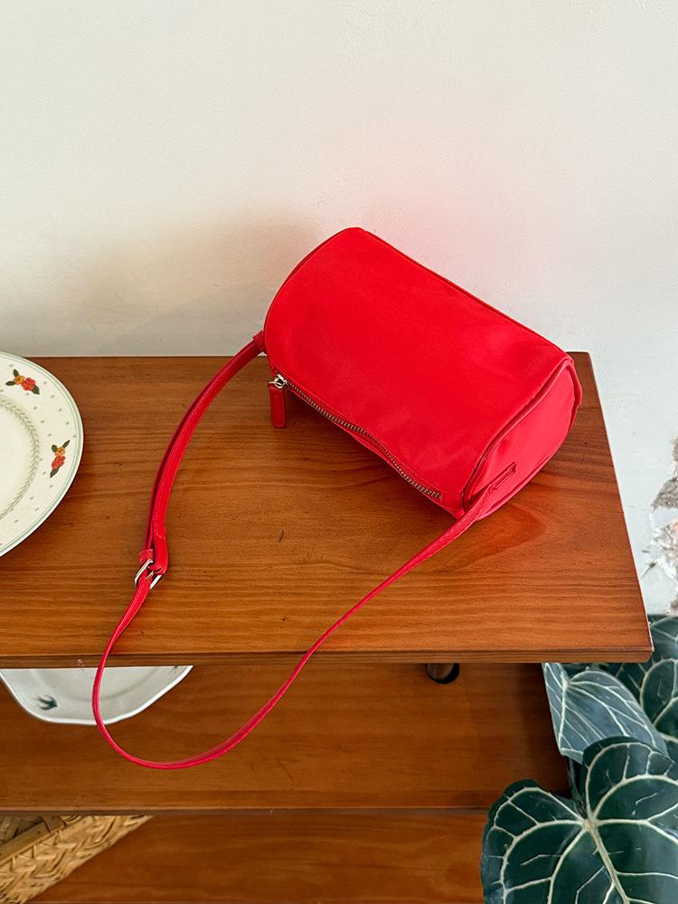 Korean polka dot toast handbag women's 2025 new niche design shoulder bag high value versatile armpit bag