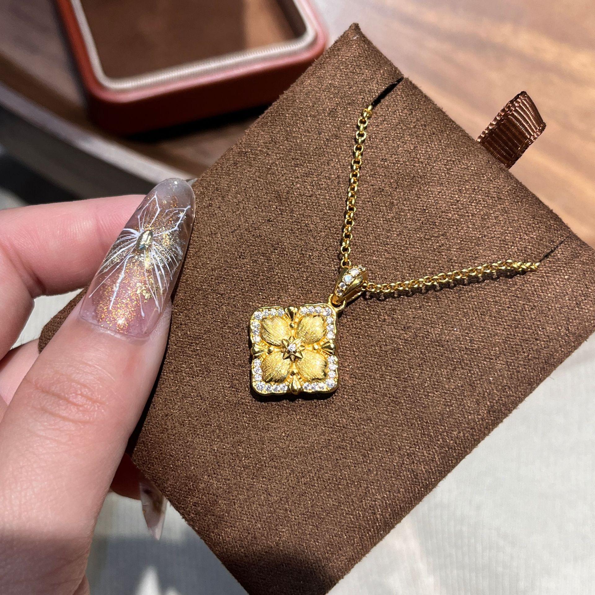 

Bubu Wind Brushed Gold Pillow Necklace Double-Sided With Retro Court Style Light Luxury Collarbone Chain