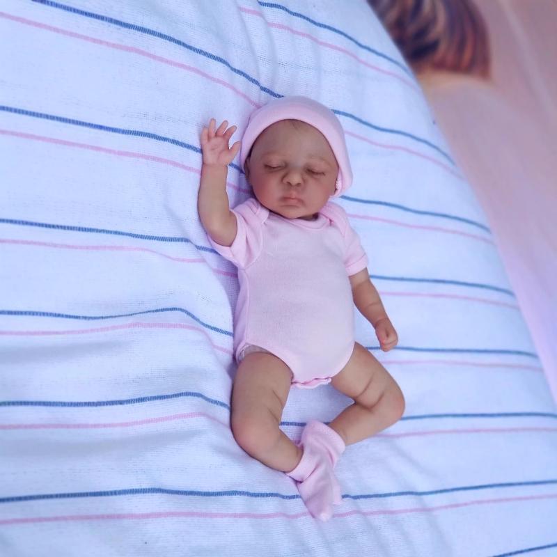 25 cm große Reborn-Babypuppe Luna mit Stoffkörper und handgefertigtem bemaltem Haar, lebensechte Neugeborenenpuppe für Jungen und Mädchen, echt aussehende Simulationspuppe, Kinderspielzeug