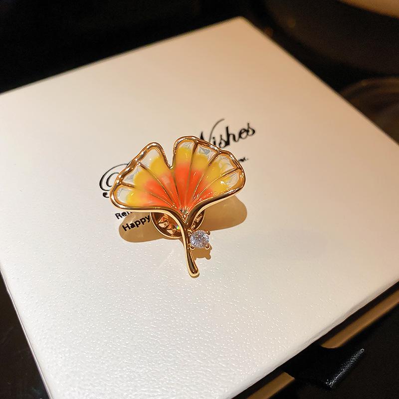 

Fashion Vintage Painting Enamel Maple Leaf Brooches Pins for Women Girls Fixed Clothes Pins Sweater Coat Clothing Accessories