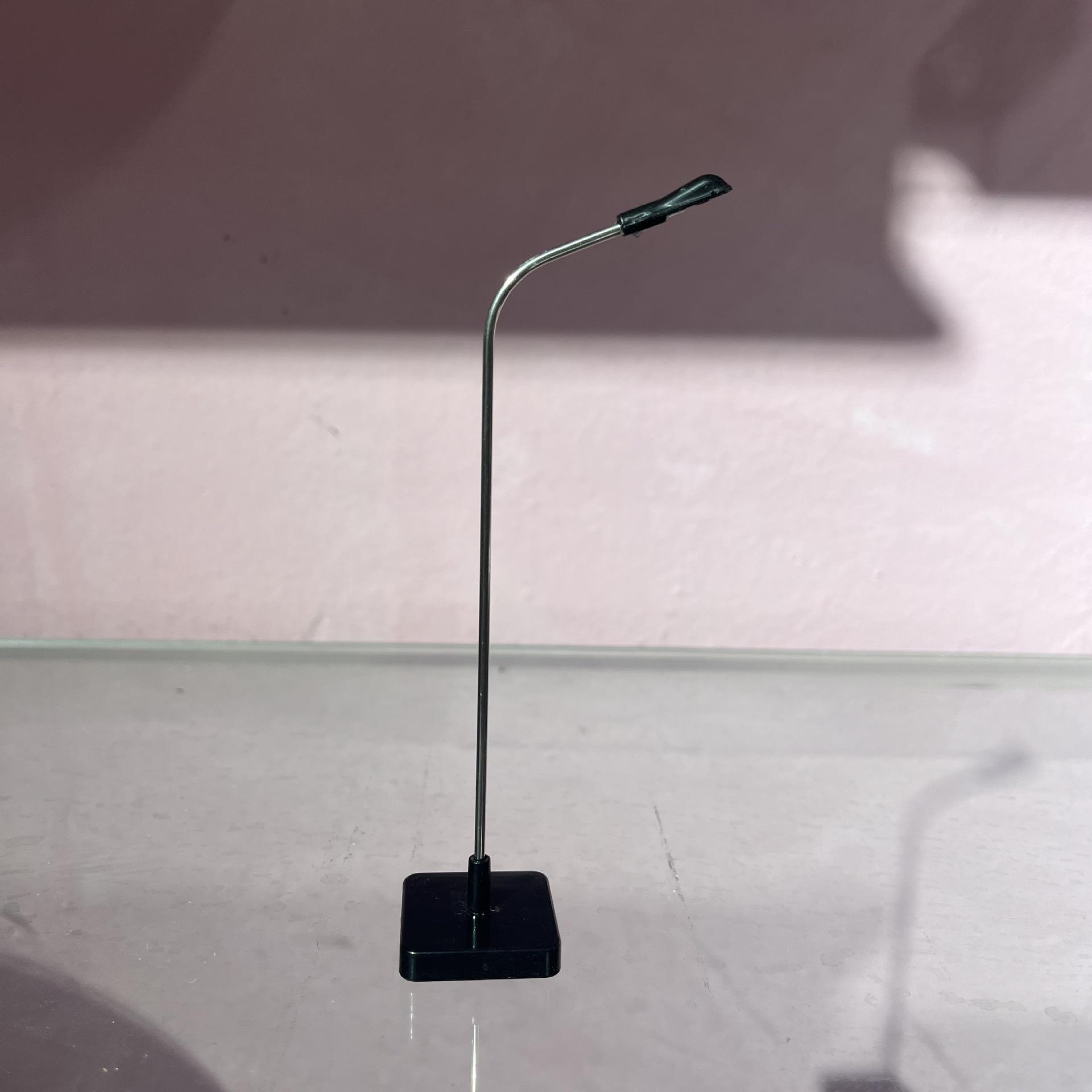 

1:Набор из 64 литых моделей автомобилей с вращающейся подставкой, уличным фонарем и перезаряжаемыми шинами