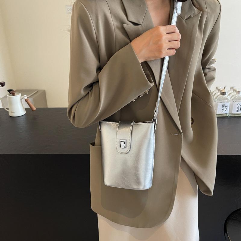 New spring and summer crossbody shoulder bucket bag trendy simple commuting fashion casual simple mobile phone bag women's bag