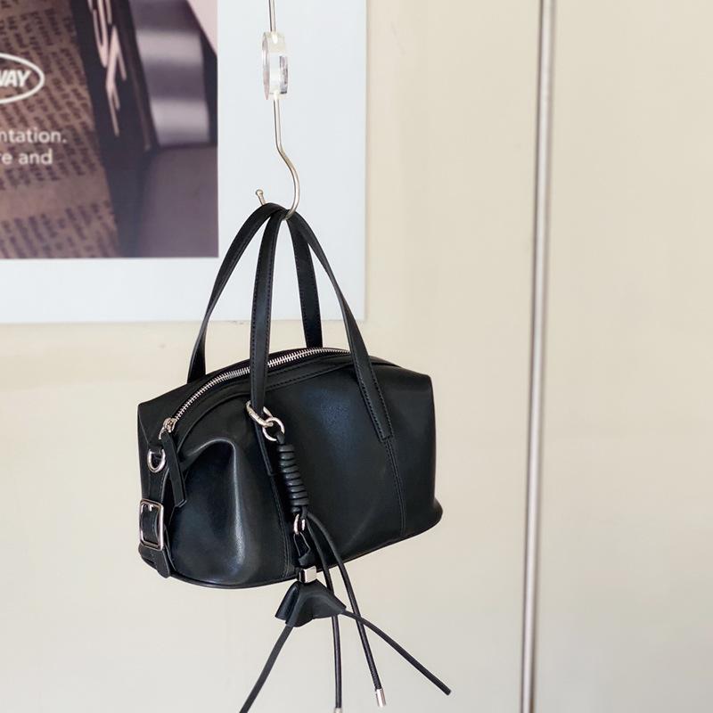 

2026 New Cowhide Boston Pillow Bag Large Capacity Commuter Foreign Trade Leather Small Bag Casual Shoulder Crossbody Bag 26.5CM чёрный