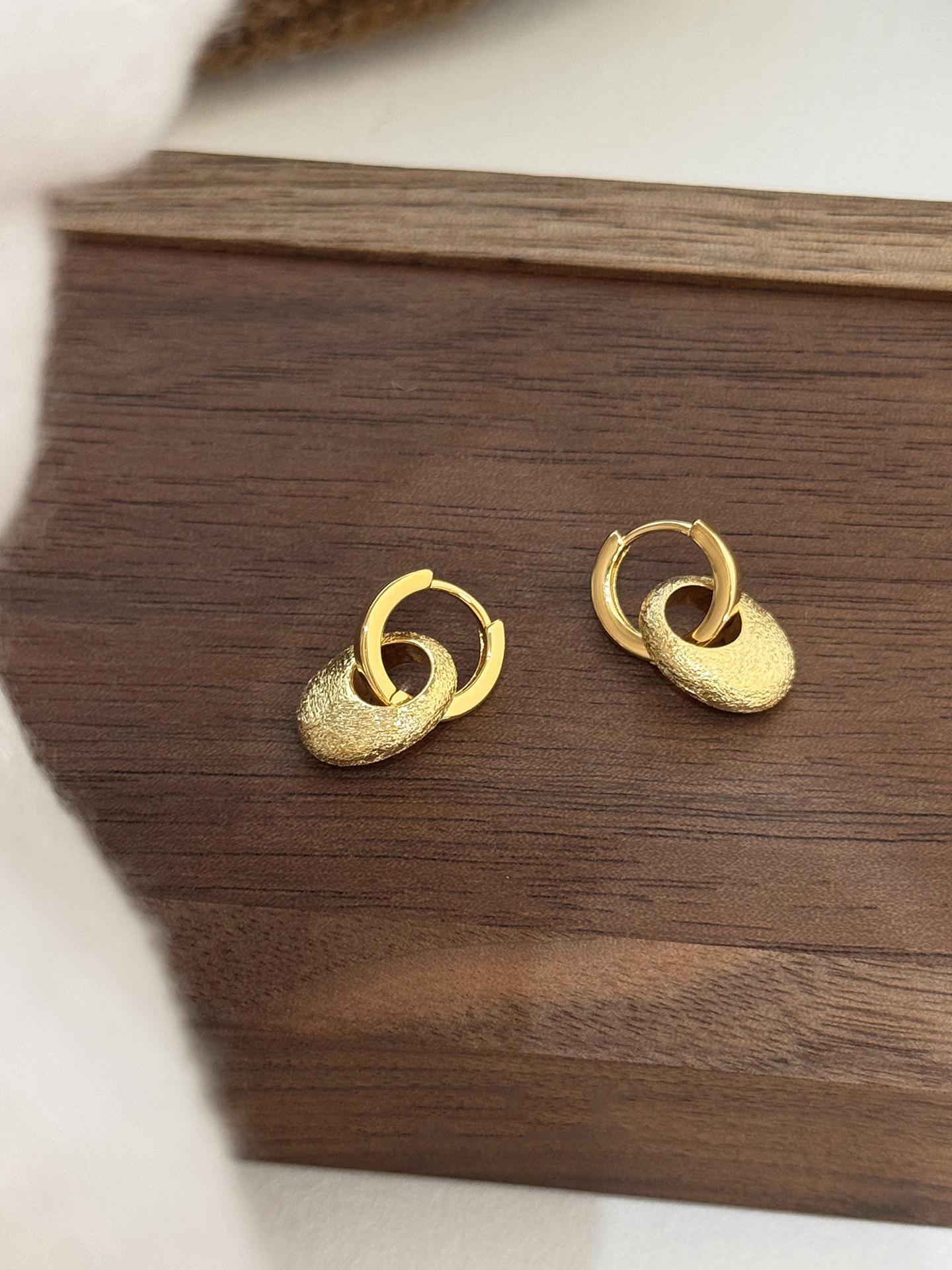 Pleated Oval Pendant Earrings: Cool, Simple, High-Class Style, Light Luxury, Versatile, Niche Design.