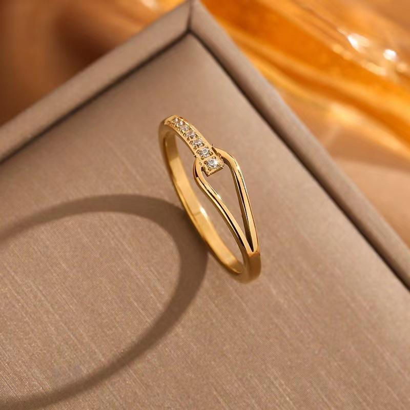 Elegant Twisted Shiny Cubic Zircon Ring Simple Design Daily Wear Finger Ring For Women