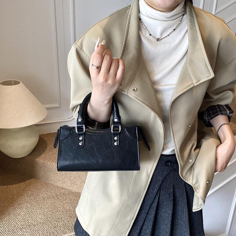 Shoulder Bag Women's Niche Design New Fashion Texture Messenger Bag Bag Women's Versatile Commuter Handbag