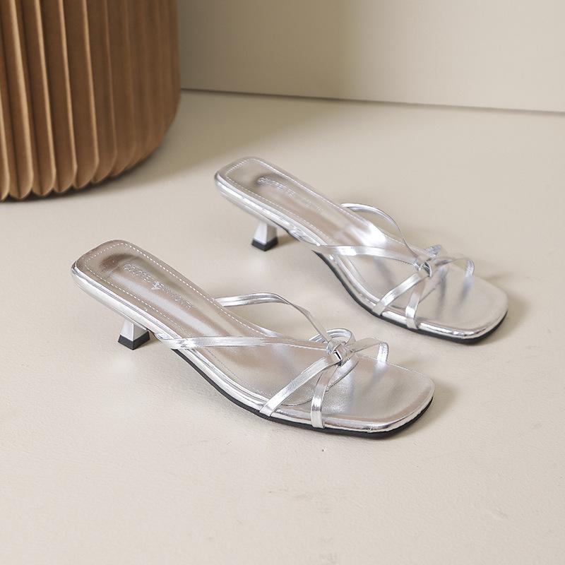 

Вечерние тапочки иностранной торговли, верхняя одежда, женская обувь, новинка 2025 года, сандалии на высоком каблуке с леопардовым принтом и ремешком на носке 35 серебряный