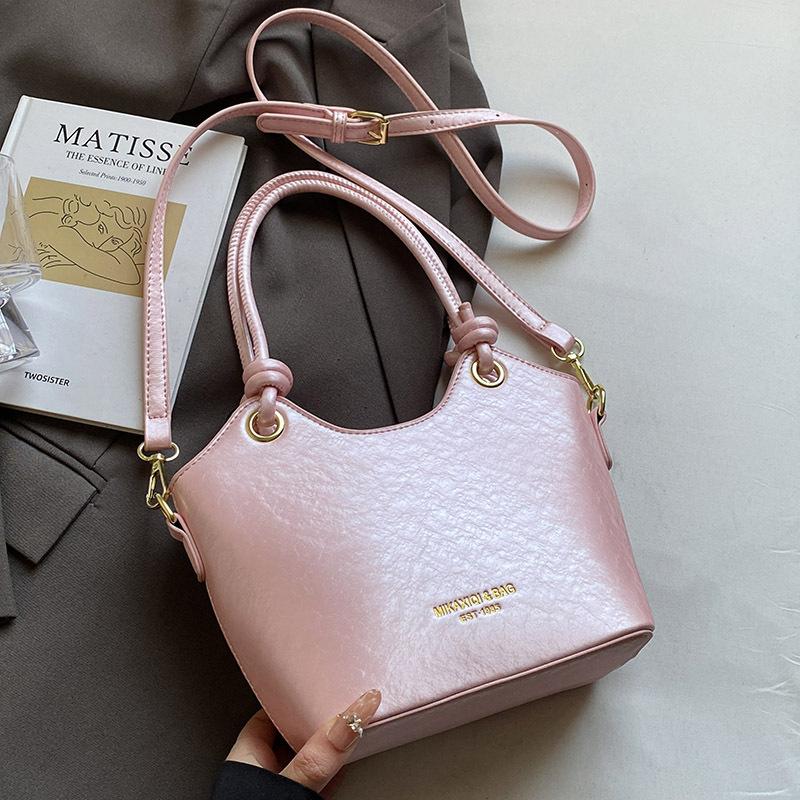 

Новинки 2025 года популярны, модны и просты, ручные сумки-ведра, в иностранном стиле и универсальные для работы, однотонные женские сумки-мессенджеры из ПУ