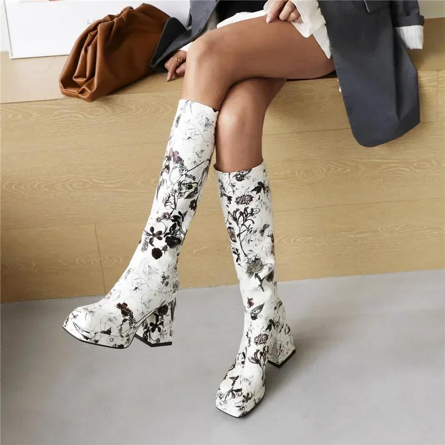 Gėlėmis marginti platforminiai aukštakulniai batai iki kelių moterims, su masyviu kulnu, kvadratiniu priekiu, seksualiems pasimatymams, žieminiai, rudeniniai, šilti, su pliušu, užmaunami, ilgi platforminiai batai