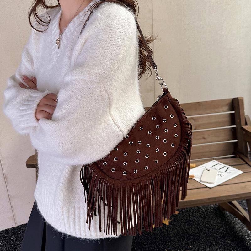 Lightweight Tassel Underarm Bag: Trendy Retro Saddle Design with Versatile Studded Details for Autumn and Winter Fashion