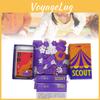 Een vermakelijk, meertalig bordspel met unieke scoutingstraffenkaarten.