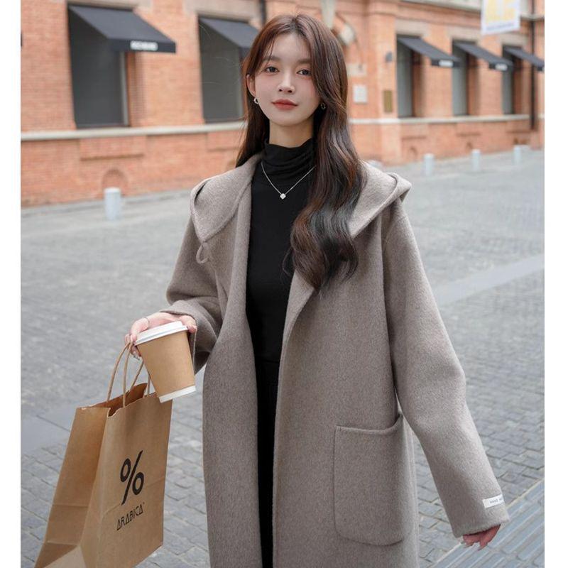 

Элегантное свободное шерстяное пальто с капюшоном в студенческом стиле с роговыми пуговицами, Осень/Зима 2025 S