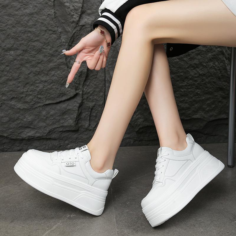 Women's 2026 spring new thick baseplate shoes with soft soles are not tired of feet, niche versatile casual single shoes increase in height