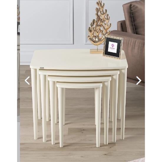 

Набор столиков для раскроя кремового цвета из 4 шт.