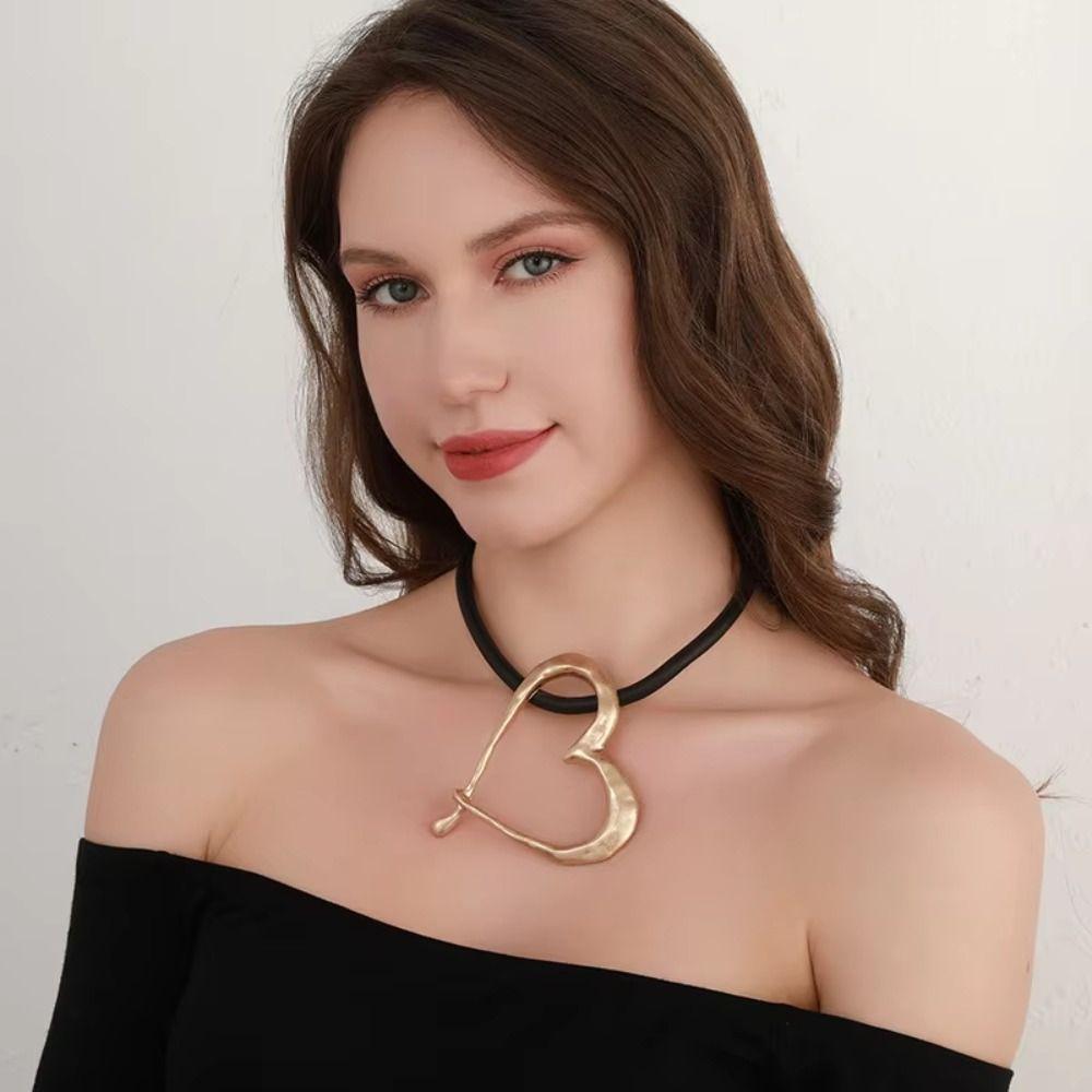 Metal Material Heart Pendant Necklace Vintage Style Love Pendant Necklace  Daily Accessories