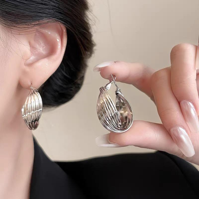 Elegant Vintage Twisted Metal Hoop Earrings for Women - Stylish and Versatile Fashion Accessory