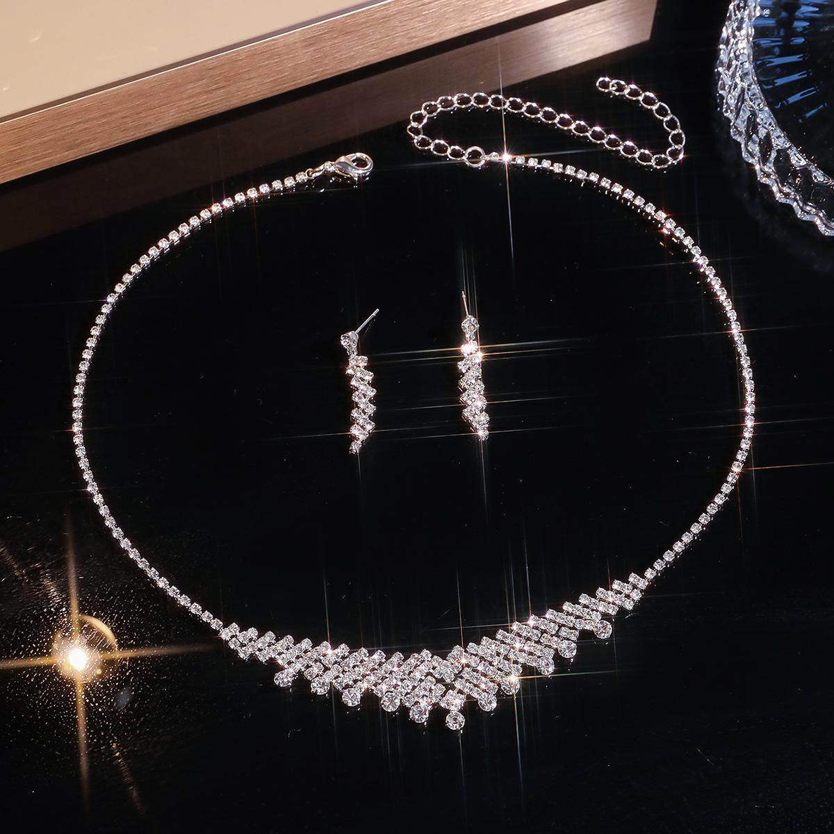 

Роскошный набор ожерелья и серег со стразами для элегантных банкетов