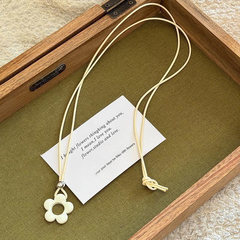 Blumenanhänger Halskette Hohlblumenanhänger Halskette mit verstellbarem Knoten Harzmaterial Perfekt für Hochzeit Dropship