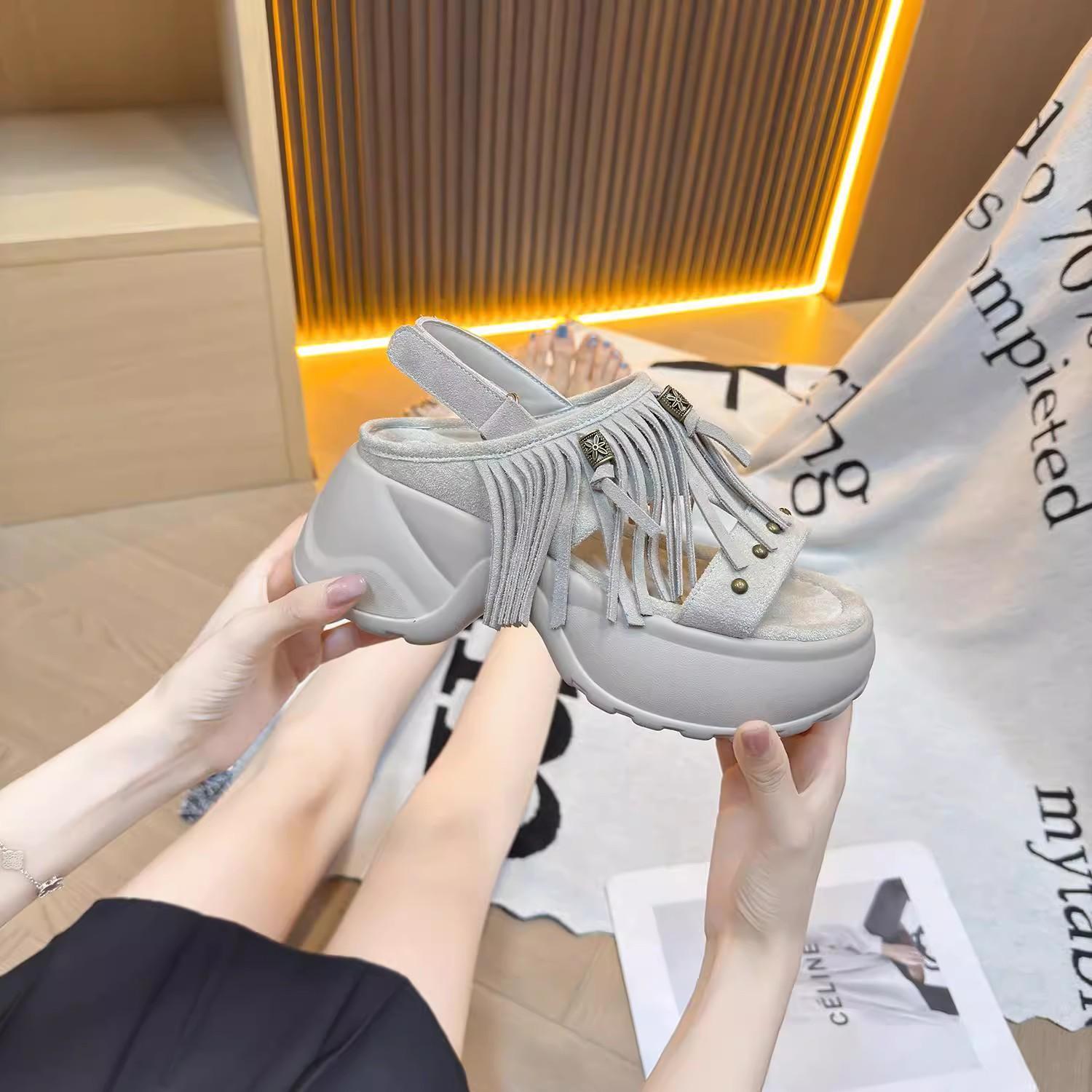 

Модные богемные женские сандалии из замши с бахромой и металлическими заклепками, лето 2025, повседневные туфли на массивной платформе и танкетке с ремешком сзади 40 бежевый