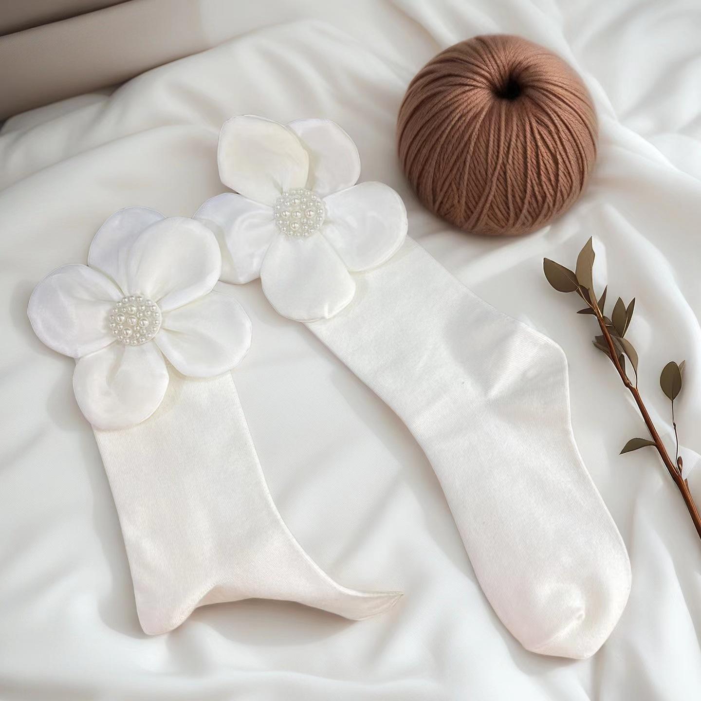

White Pearl Spike Flower Pearl Accent Mid-Calf Socks - All-Season Soft Breathable Odor-Free Tights Black White Floral One-size белый