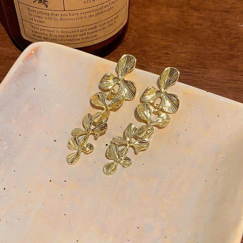 Gold Color Long Leaf Flowers Drop Earrings for Women Retro Dangle Earring Jewelry Accessories