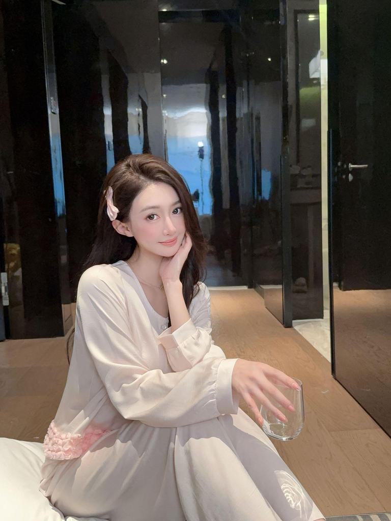 Women's Pink Floral Ice Silk Pajama Set for Fall/Winter - Sweet, Cute, and Suitable for Outdoors.