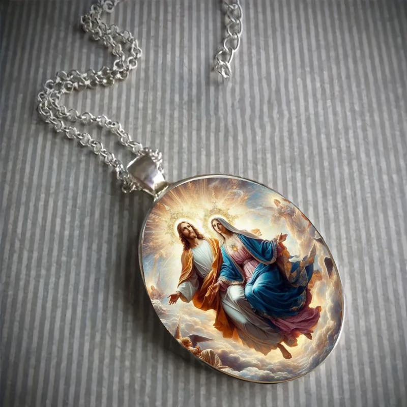 Un collier pendentif représentant Jésus, la Vierge Marie et des thèmes de la foi chrétienne, avec un pendentif en verre gemme temporel.