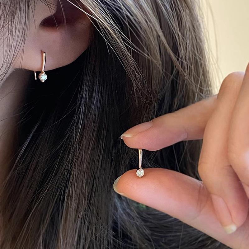 Ein Paar schlichte und mit synthetischem Zirkon eingelegte Ohrringe für den täglichen Gebrauch, kombiniert mit einfachen und kleinen Ohrringen, modisch und trendig