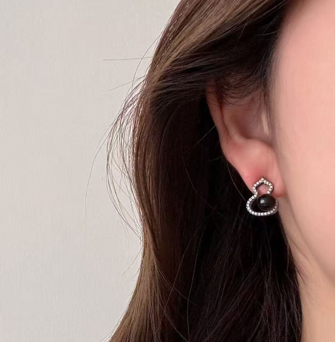 

New Chinese-style Fulu stud earrings for women s niche design sense, unique Maillard gourd earrings, natural tiger s eye earrings.
