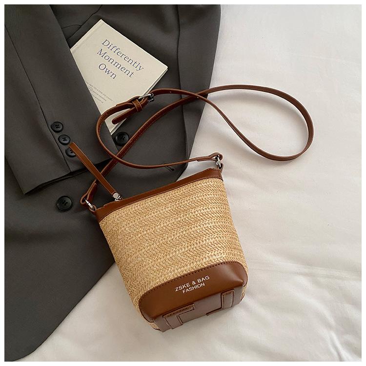 

Korean version of straw one shoulder oblique span women s bag 2025 summer new fashion niche versatile bohemian wind bucket bag