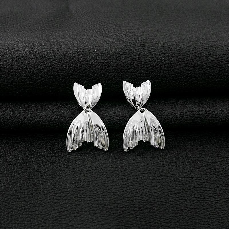 Metal Cold Wind Fishtail Earrings, Simple Light Luxury Irregular Pleated Earrings Design Earrings
