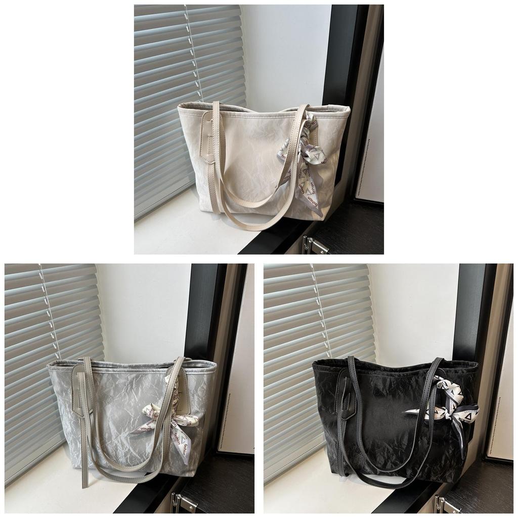 Fashionable City Style Tote Bag With Soft Structure And Interior Card Pockets For Daily Wear