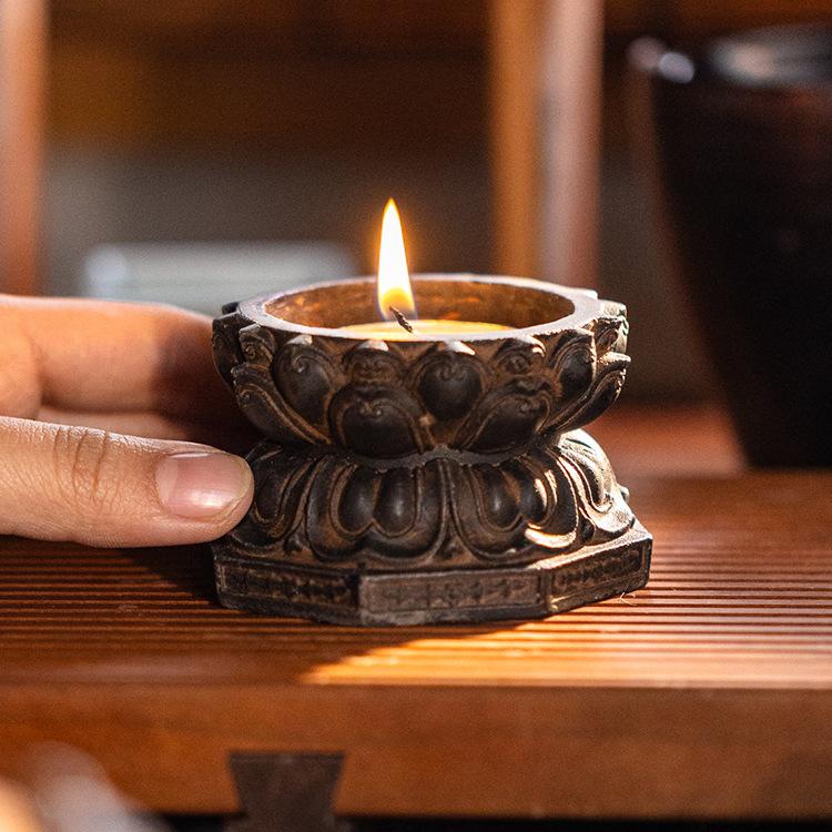 Lotus-Kerzenhalter aus der Mitte des Jahrhunderts: Retro Zen-Ornament, Kleine runde Basis
