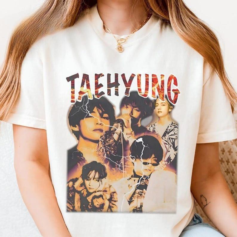 

2026 Модная рубашка BTS V Kpop Идол Футболка Винтажная Фанатская футболка, Подарок на Мировой тур 2026, Подарок с мерчем BTS V для ARMY, Kpop Фан-концерт Музыкальная футболка 4XL