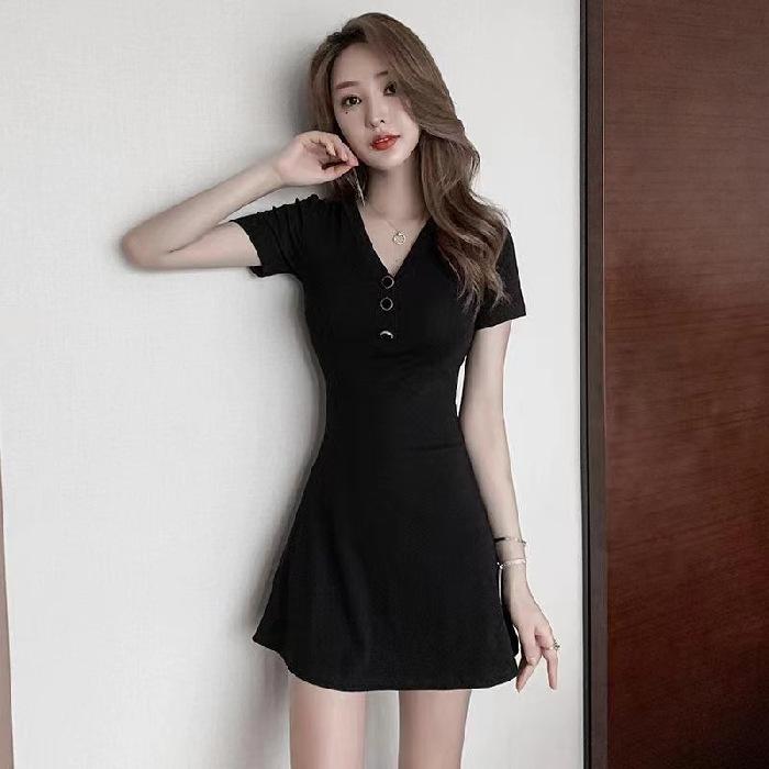 Hepburn style sexy dress for women's summer new slim fit and thin V-neck small black dress for small people with high waist A-shaped skirt