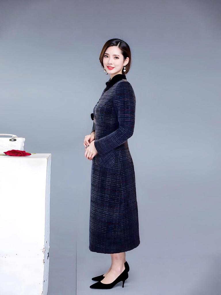 2025 Elegant Winter Plaid Dress for Plus-Size Mature Women: Slimming, Thickened Design