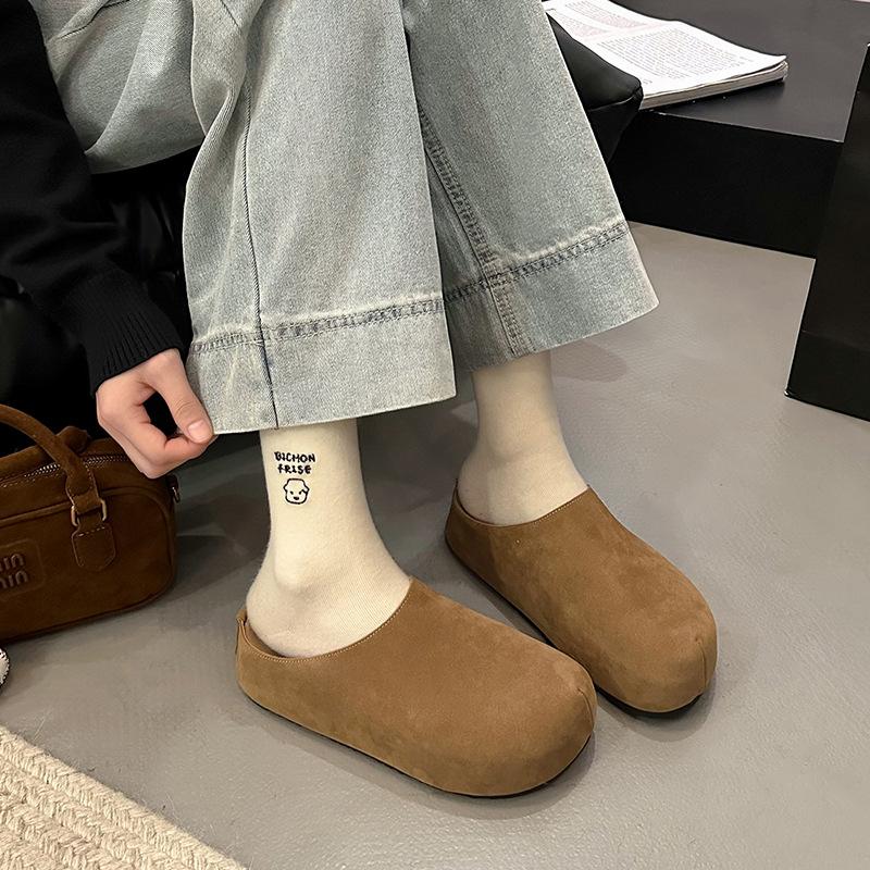 Damväska i läder med tjocksula och haltofflor, bärande nya vår- och sommarskor för damer, lata enskor