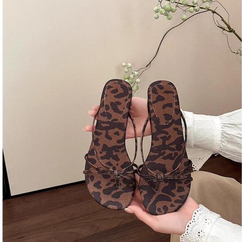 Wedge heel retro toe slippers women's new summer wear seaside beach French small sandals high heels in 2025