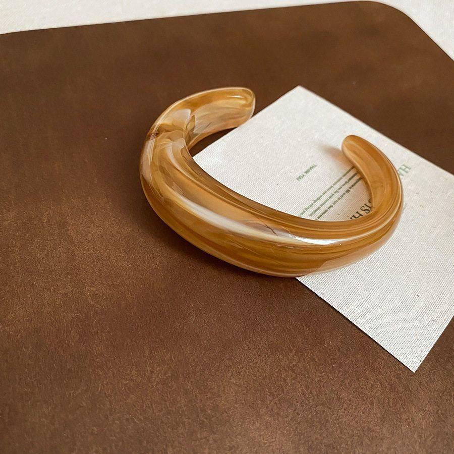 Oval Opening Acrylic Bracelet: Fashionable, High-End Hand Jewelry for Women