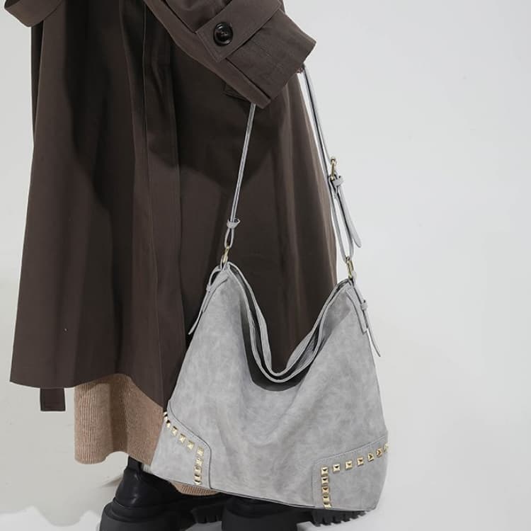 Rivet tote bag women's large-capacity commuter shoulder bag