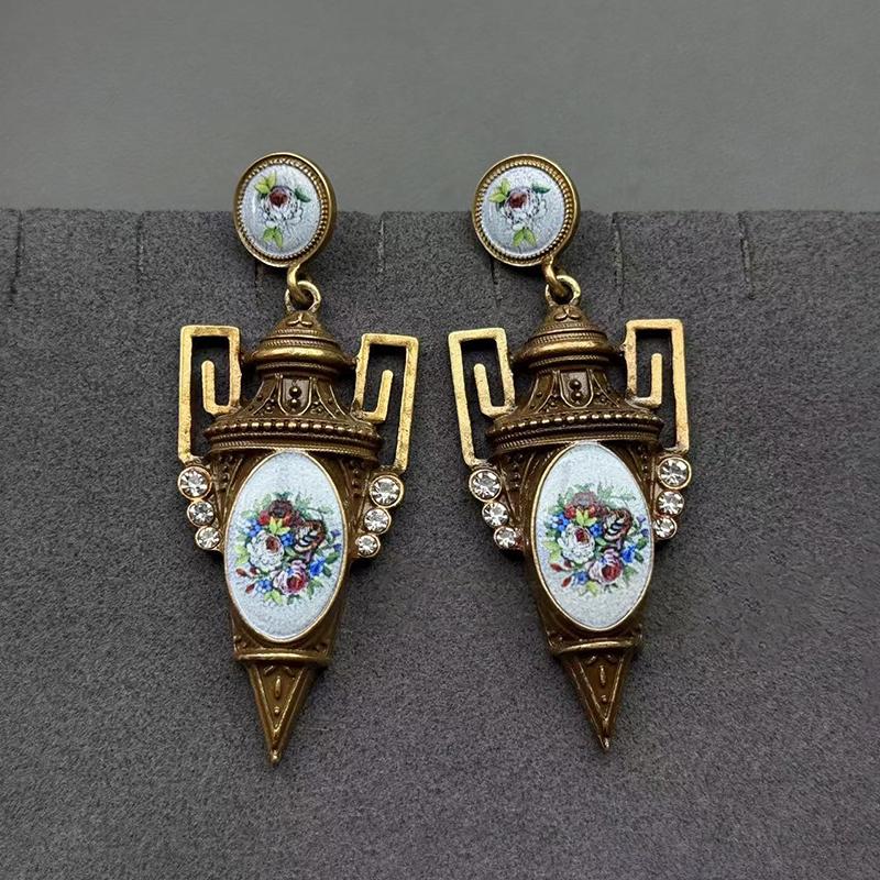 

Vintage Court Style Geometric Square Heavy Industry Parrot Bird Pattern Stud Elegance Atmosphere Medieval Earrings Gift as the picture