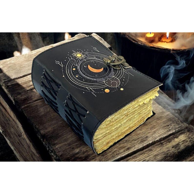 

Кожаный блокнот-журнал - Альбом для эскизов журнал гримуар - Книга Теней винтажный ручной работы Большой журнал для мужчин и женщин 7 x 5 in - 200 Sheet