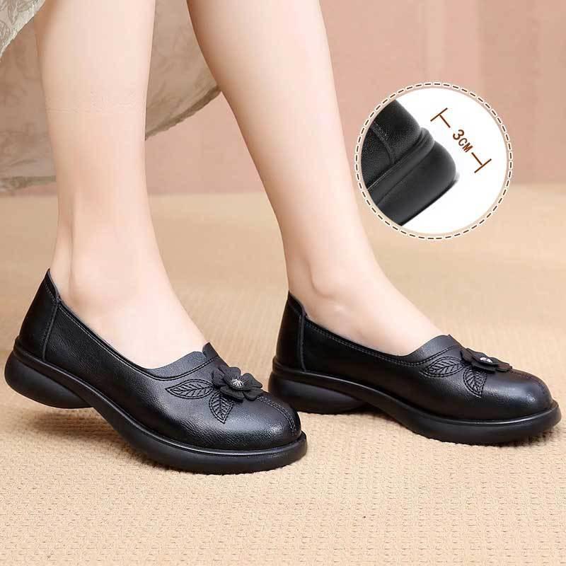 2026 Spring/Autumn Women's Flat Slip-On Leather Shoes for Wide Feet - Lightweight, Super Soft, Perfect for Middle-Aged and Elderly
