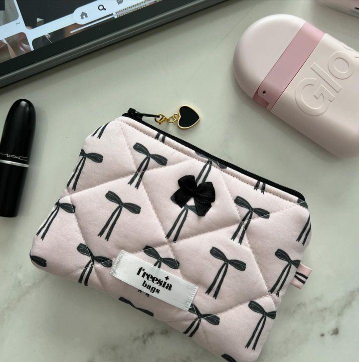 

Стильная мини-косметичка с принтом в виде бантиков - Портативное хранилище для помады, карт и наушников 10*15cm