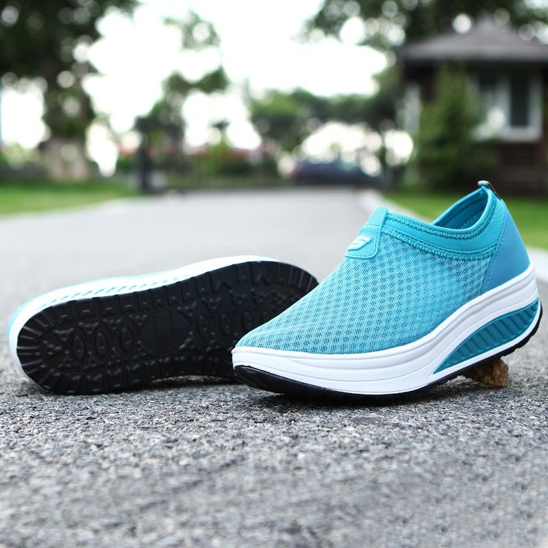 Women Mesh Shoes Outdoor Travel Oversized Swing Shoes Thick Soled Sports Wedge Shoes Casual Mid Heel Breathable Comfortable