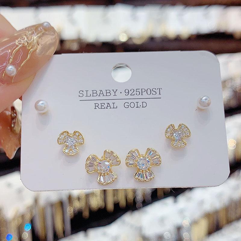 

Шикарные серьги-пусеты «Трио лепестков с цирконами»: Дизайн Серебряные иглы в корейском стиле