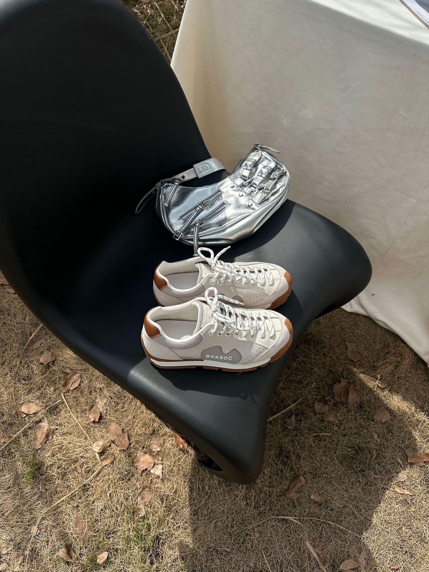 

Ретро тупой носок контрастного цвета маленький цветок волна толстая подошва обувь Dexun 2025 новая дышащая и универсальная повседневная спортивная обувь обувь Форреста Гампа 40 бежевый